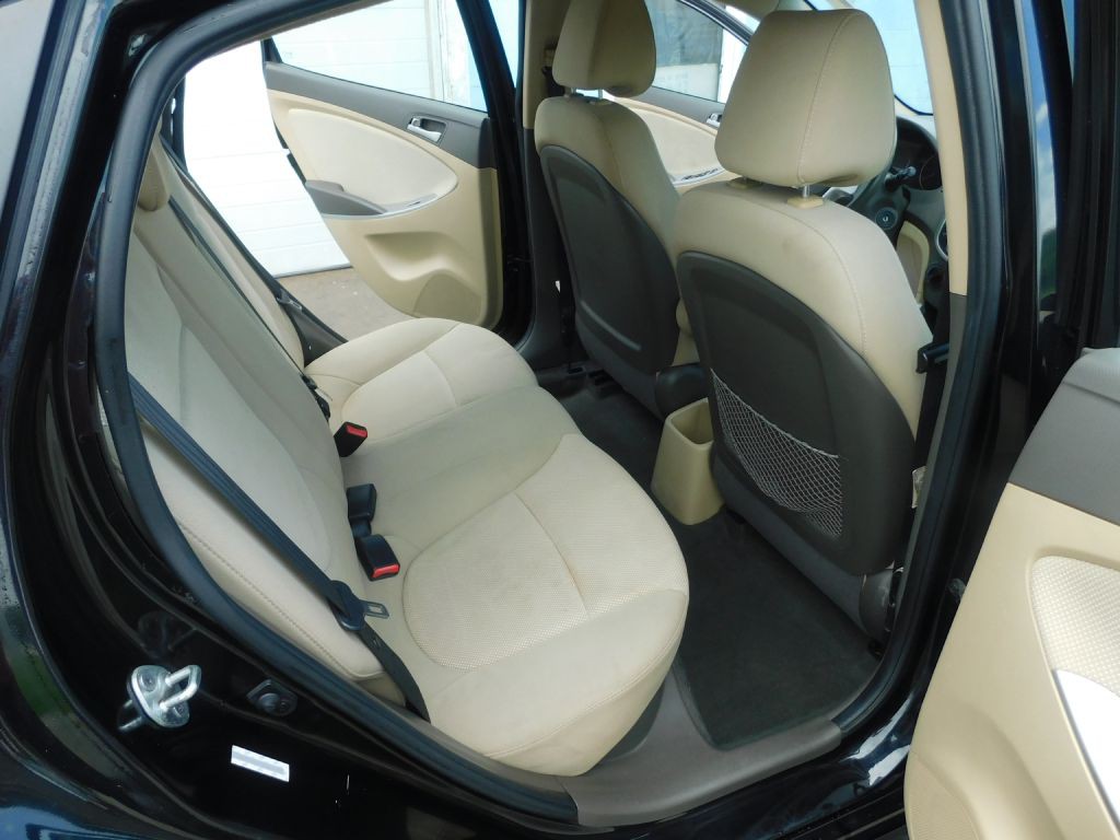 2013 Hyundai Accent Image 12