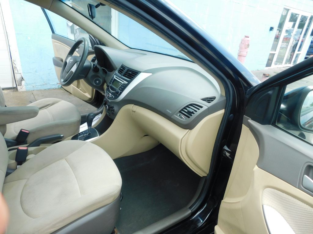 2013 Hyundai Accent Image 13