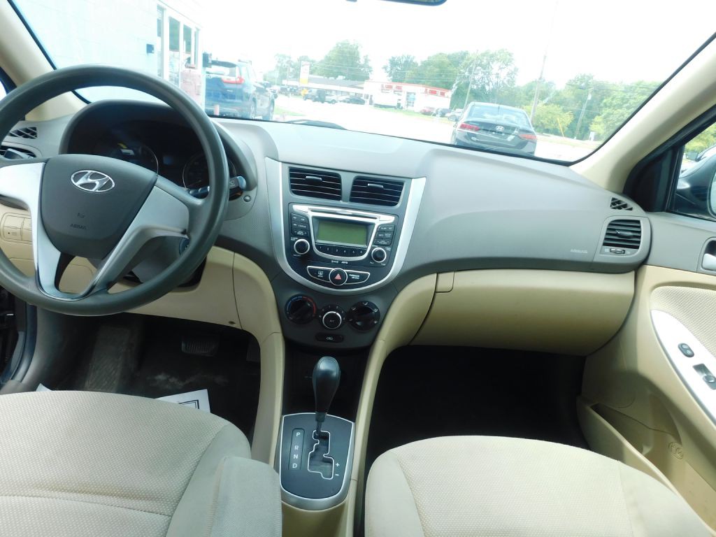 2013 Hyundai Accent Image 14