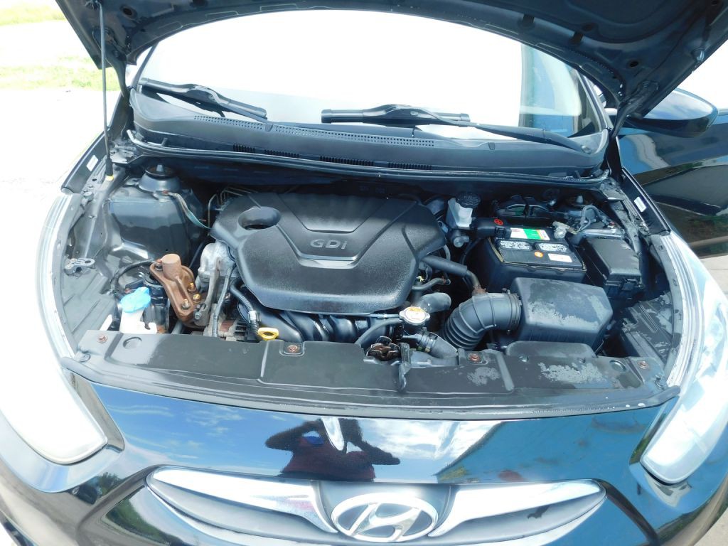 2013 Hyundai Accent Image 18