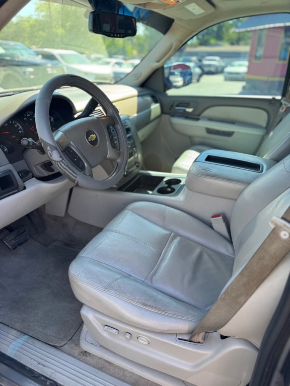 2012 Chevrolet Suburban Image 11