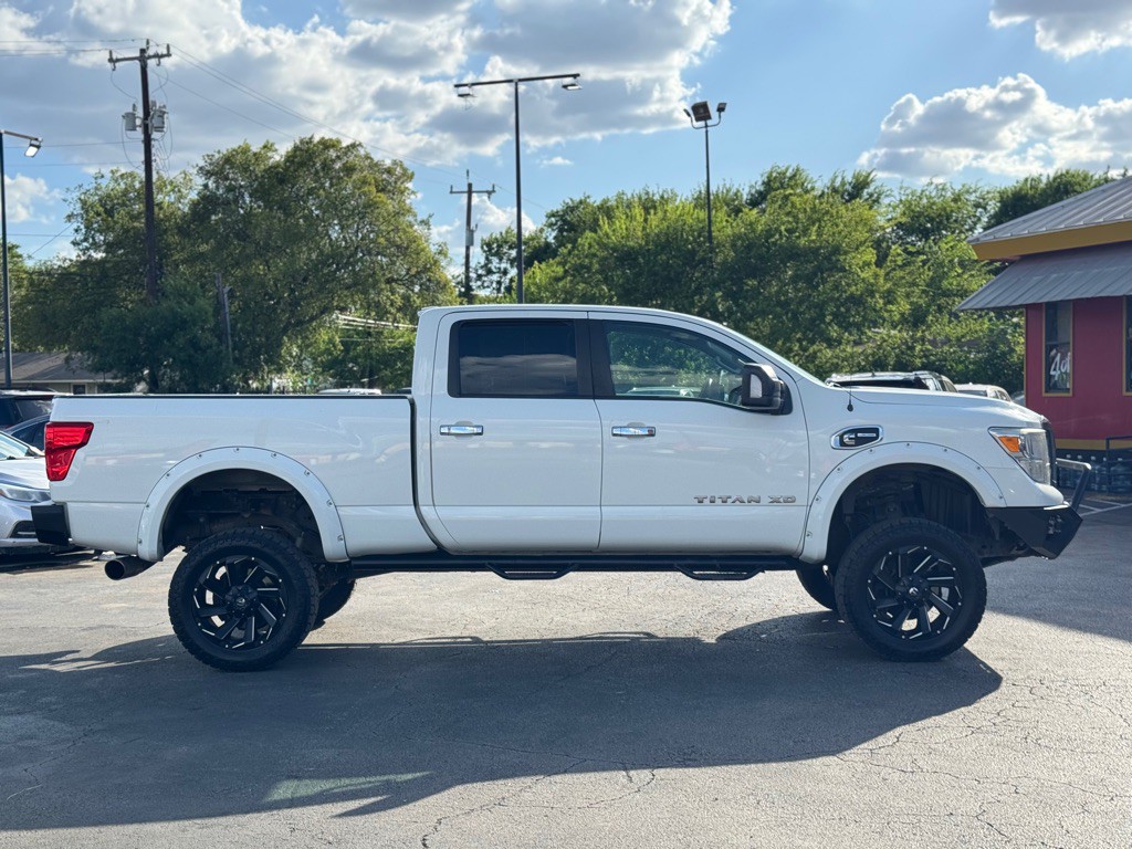 2017 Nissan Titan Image 9
