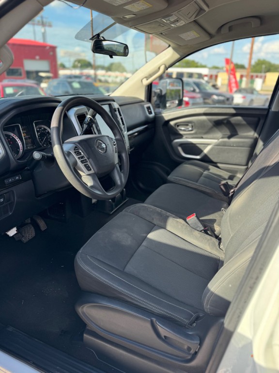 2017 Nissan Titan Image 12