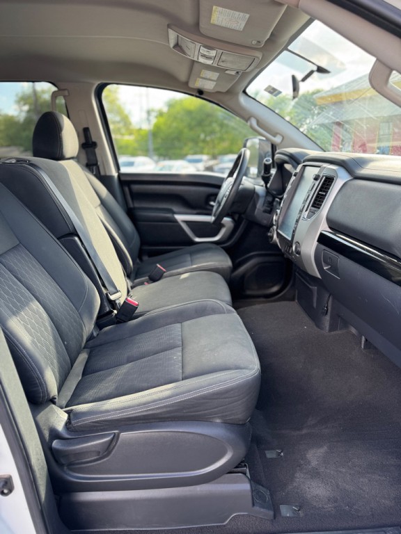 2017 Nissan Titan Image 15