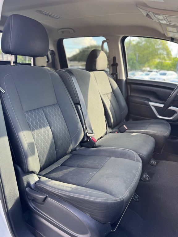 2017 Nissan Titan Image 16