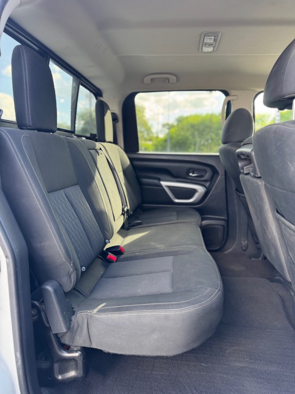2017 Nissan Titan Image 17