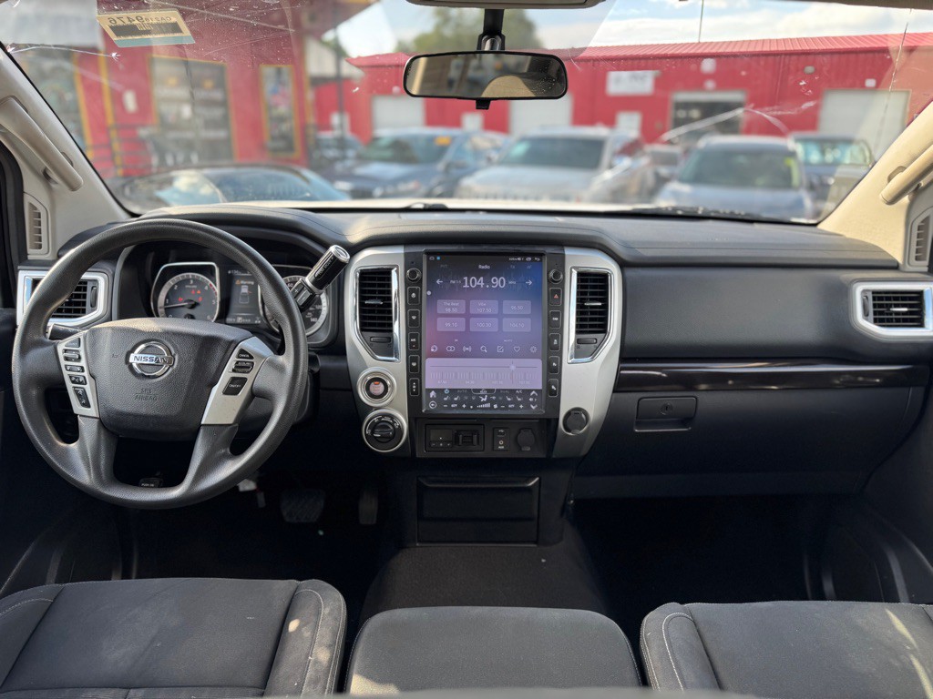 2017 Nissan Titan Image 19