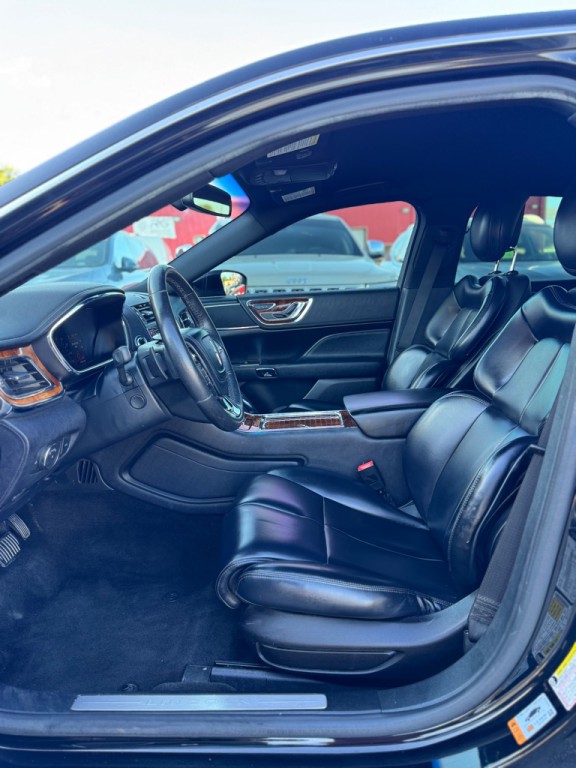 2017 Lincoln Continental Image 12