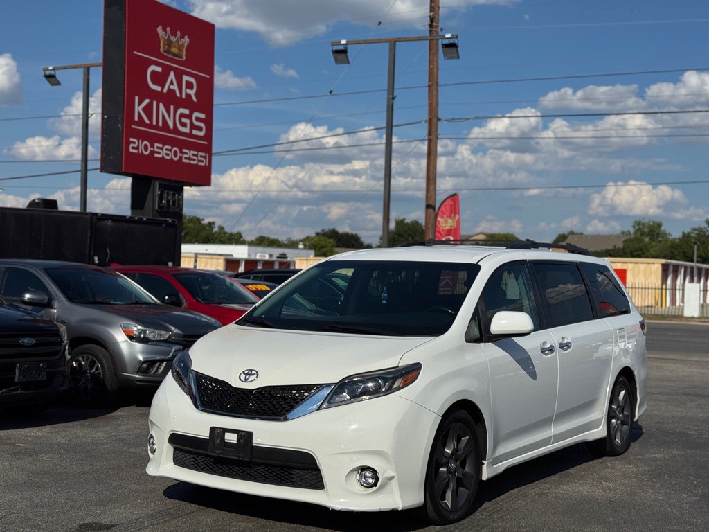 2015 Toyota Sienna Image 2