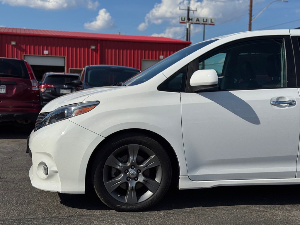 2015 Toyota Sienna Image 4