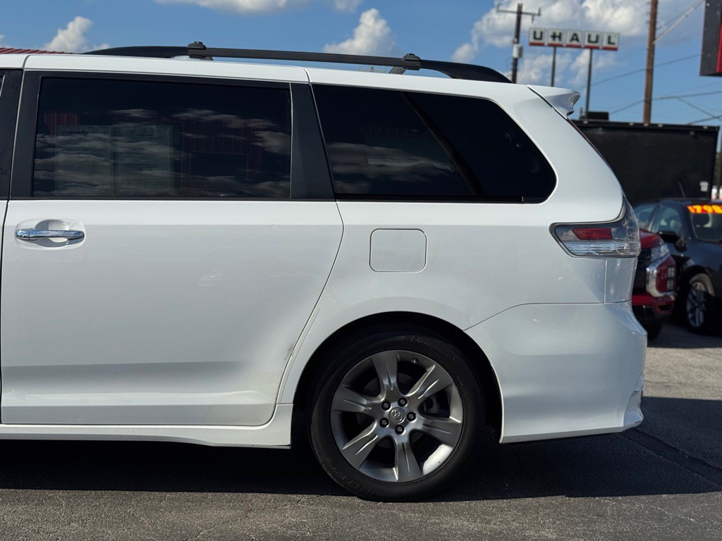 2015 Toyota Sienna Image 5