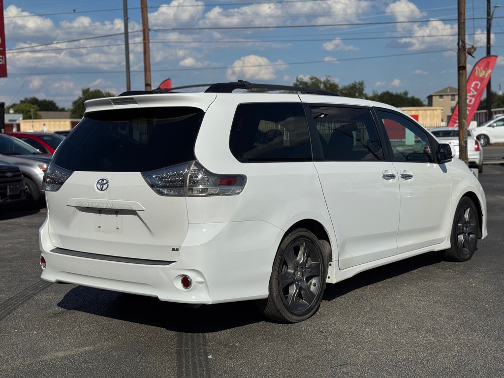 2015 Toyota Sienna Image 9