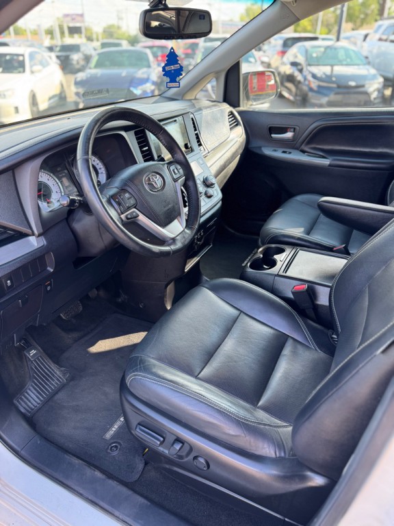 2015 Toyota Sienna Image 13
