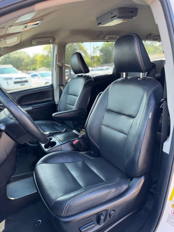 2015 Toyota Sienna Image 15