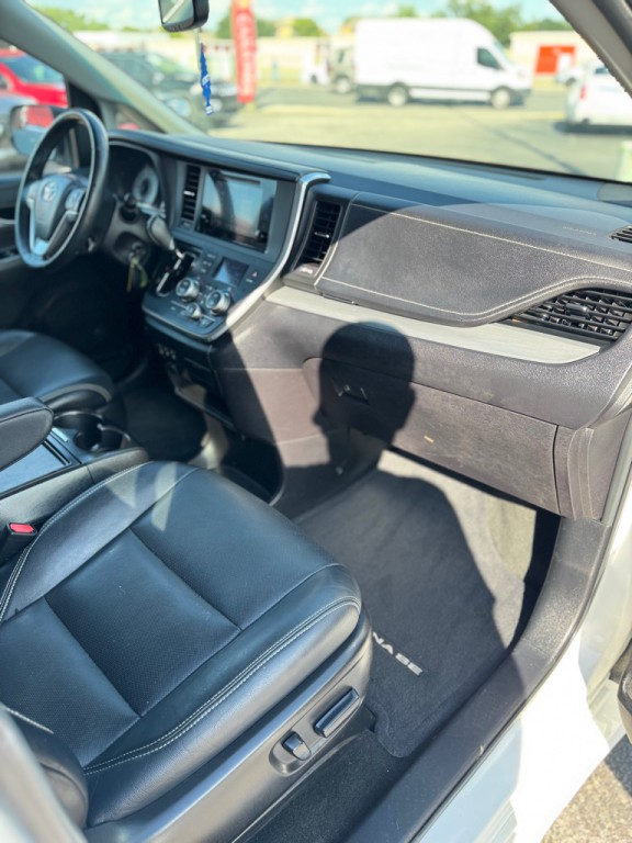 2015 Toyota Sienna Image 16