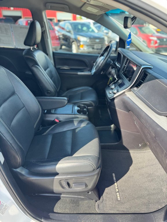 2015 Toyota Sienna Image 17