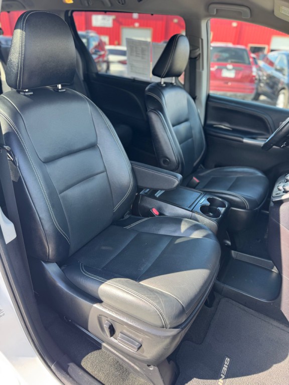 2015 Toyota Sienna Image 18
