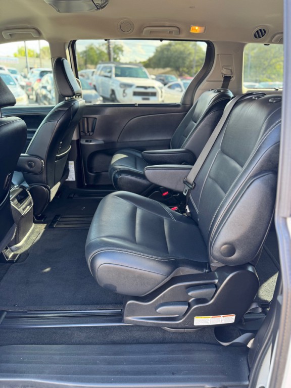 2015 Toyota Sienna Image 19