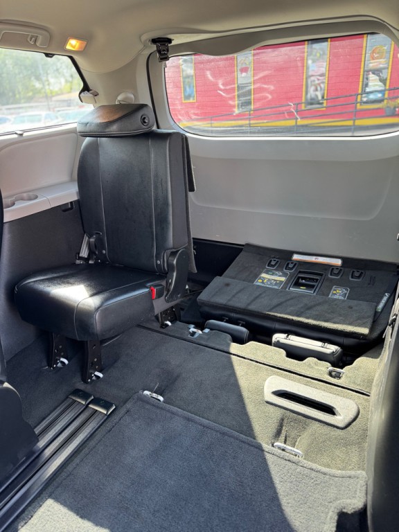 2015 Toyota Sienna Image 20