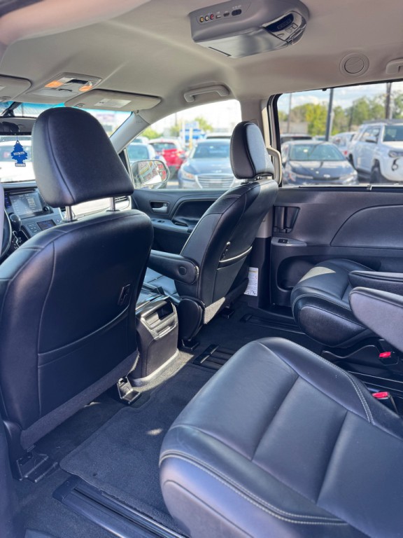 2015 Toyota Sienna Image 21