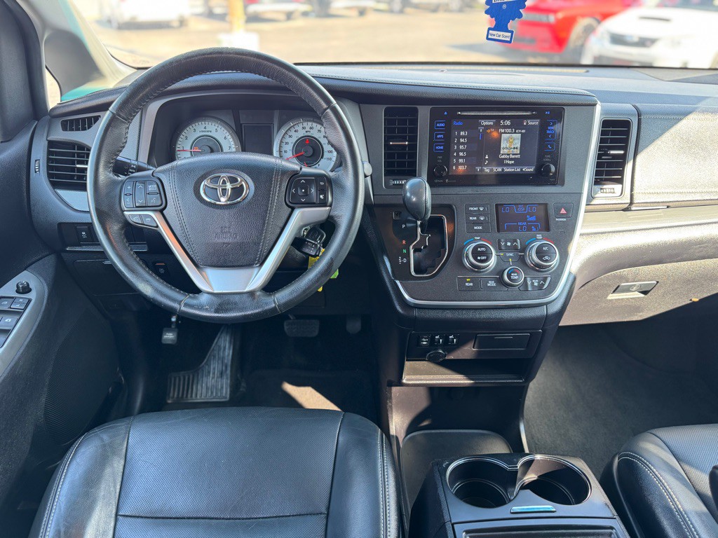 2015 Toyota Sienna Image 23
