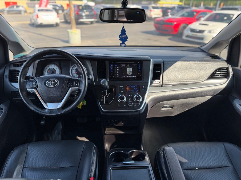 2015 Toyota Sienna Image 24