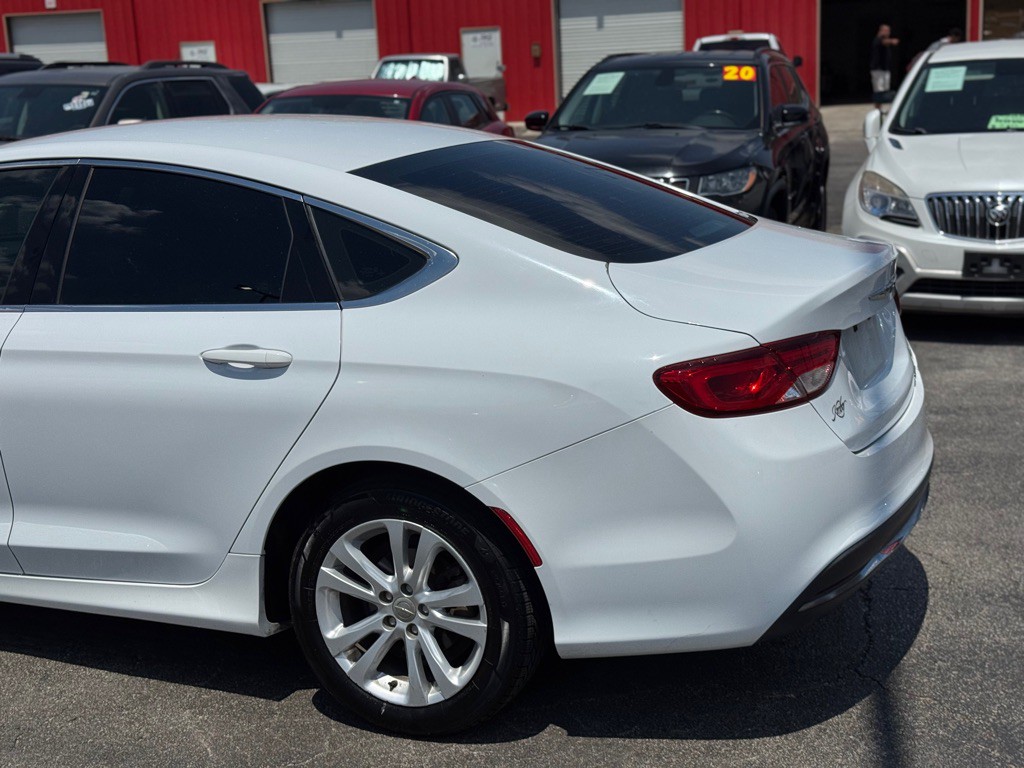 2016 Chrysler 200 Image 5