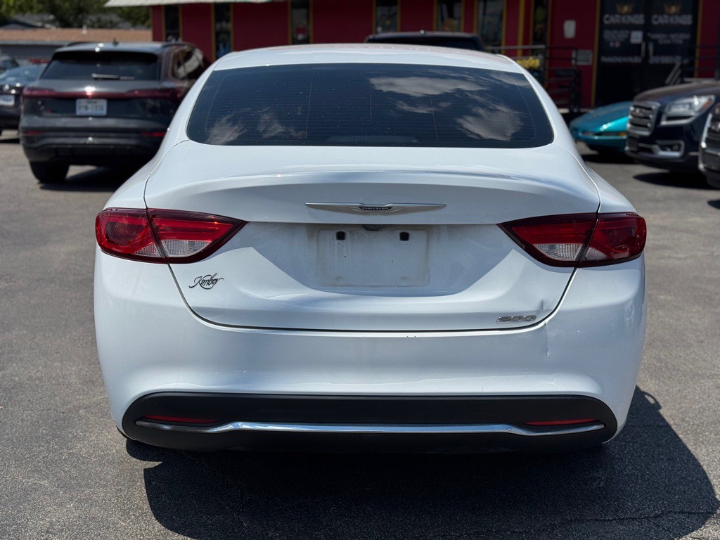 2016 Chrysler 200 Image 6