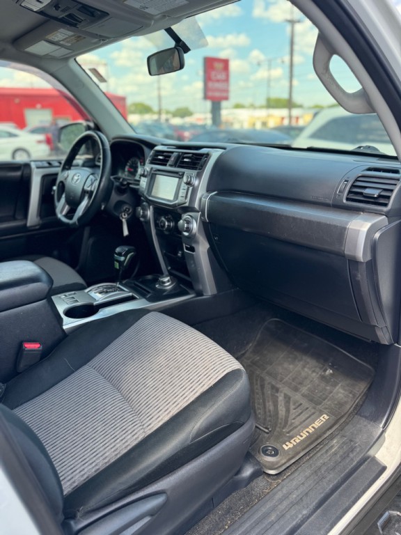 2016 Toyota 4Runner Image 17