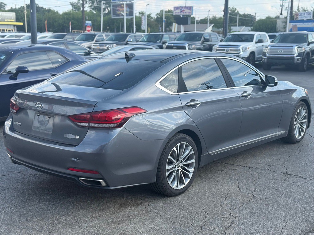 2015 Hyundai Genesis Image 3