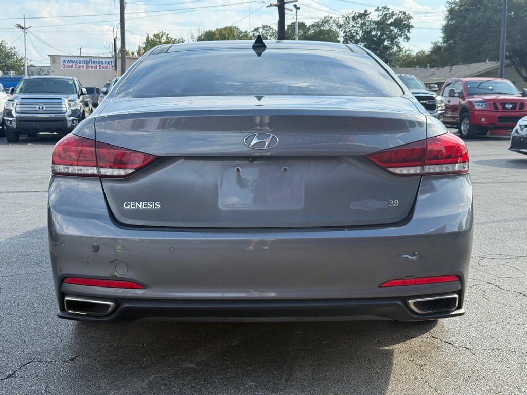 2015 Hyundai Genesis Image 4