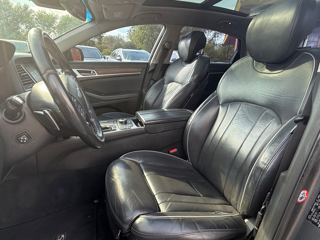 2015 Hyundai Genesis Image 6