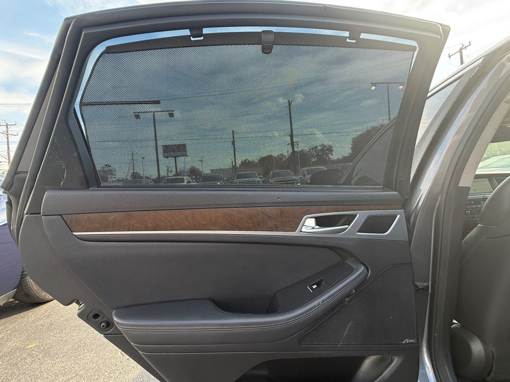 2015 Hyundai Genesis Image 10
