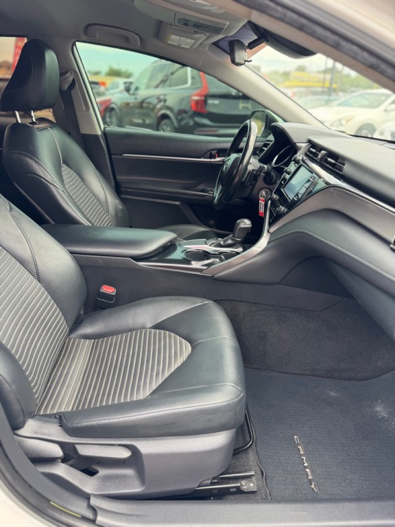 2019 Toyota Camry Image 16