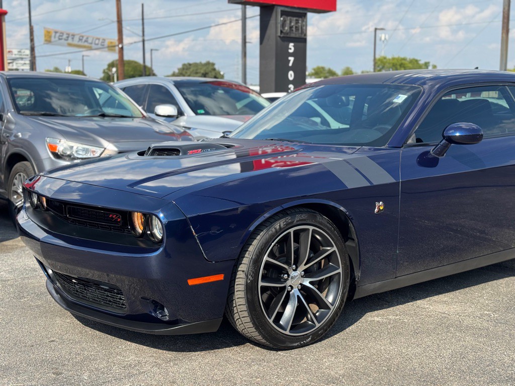 2016 Dodge Challenger Image 4