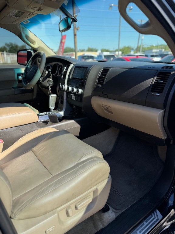 2010 Toyota Sequoia Image 14