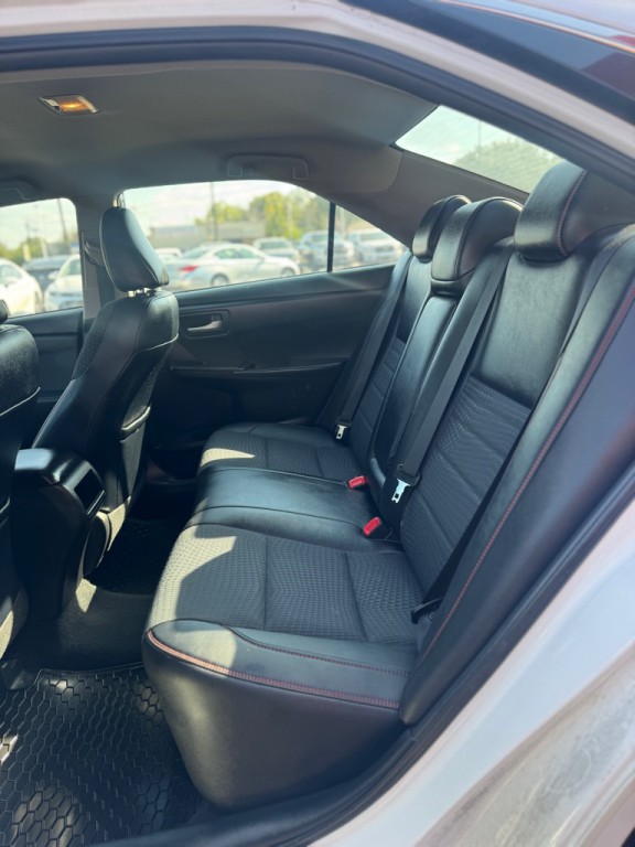 2015 Toyota Camry Image 18