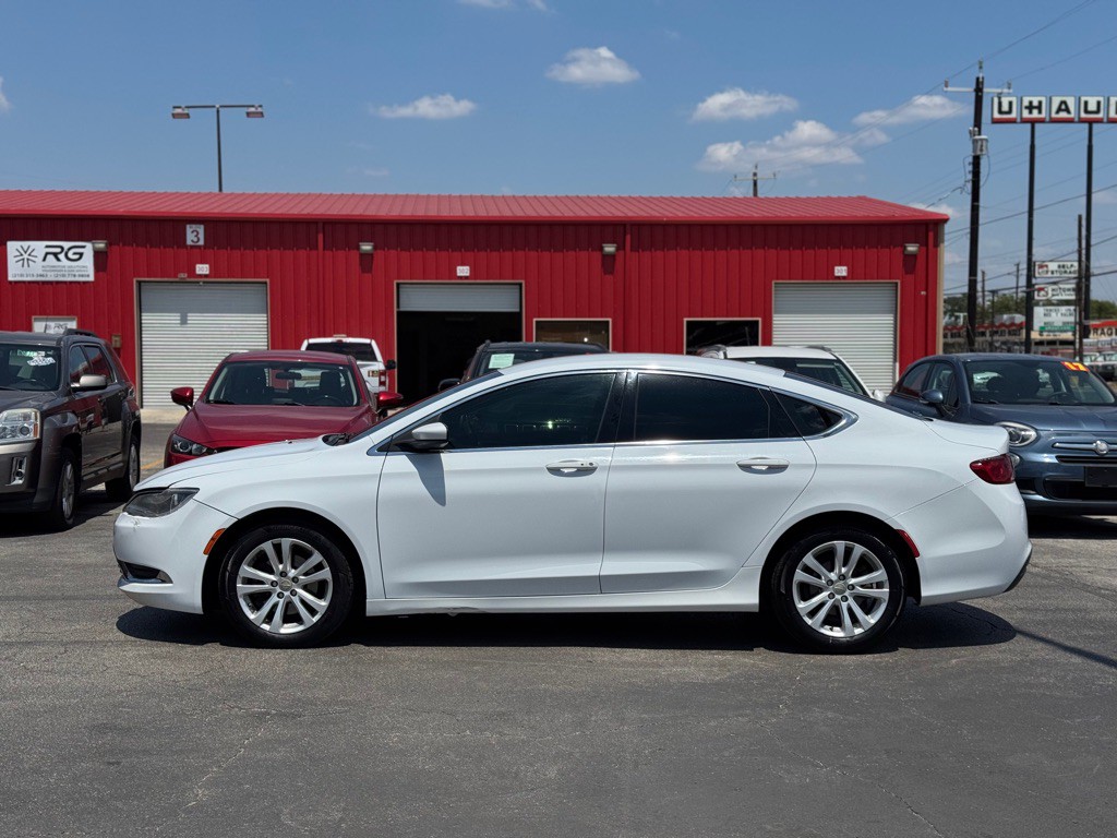 2016 Chrysler 200 Image 4