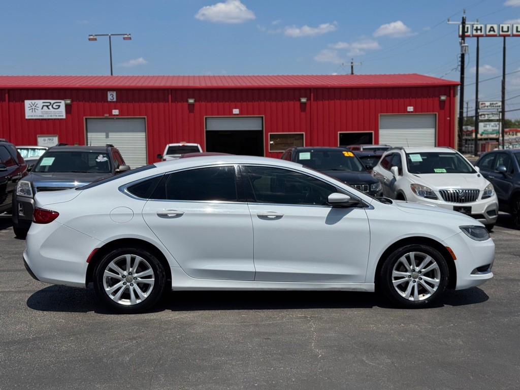 2016 Chrysler 200 Image 8