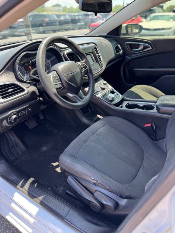 2016 Chrysler 200 Image 11