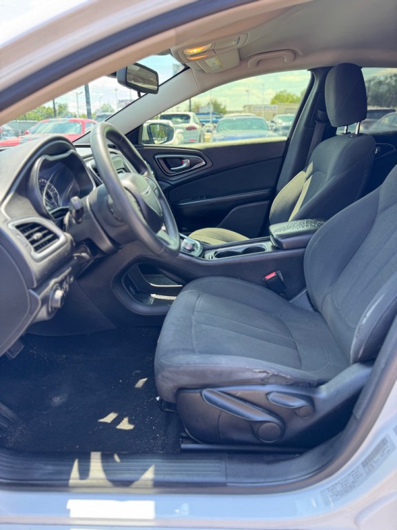 2016 Chrysler 200 Image 12