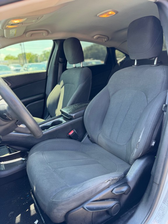 2016 Chrysler 200 Image 13