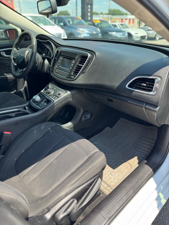 2016 Chrysler 200 Image 14