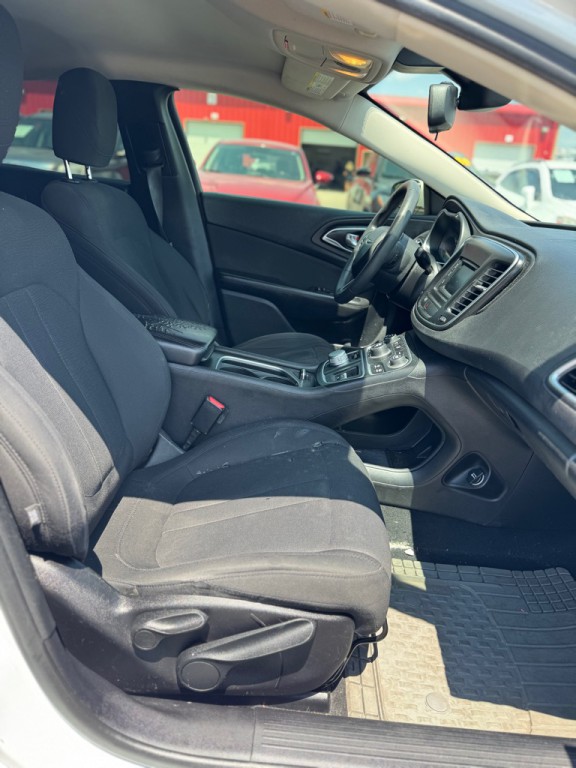 2016 Chrysler 200 Image 15