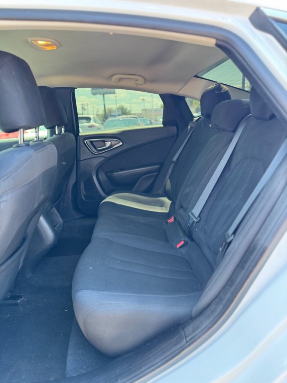 2016 Chrysler 200 Image 16