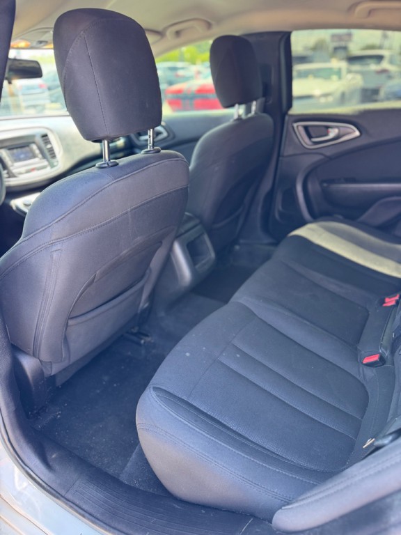 2016 Chrysler 200 Image 17