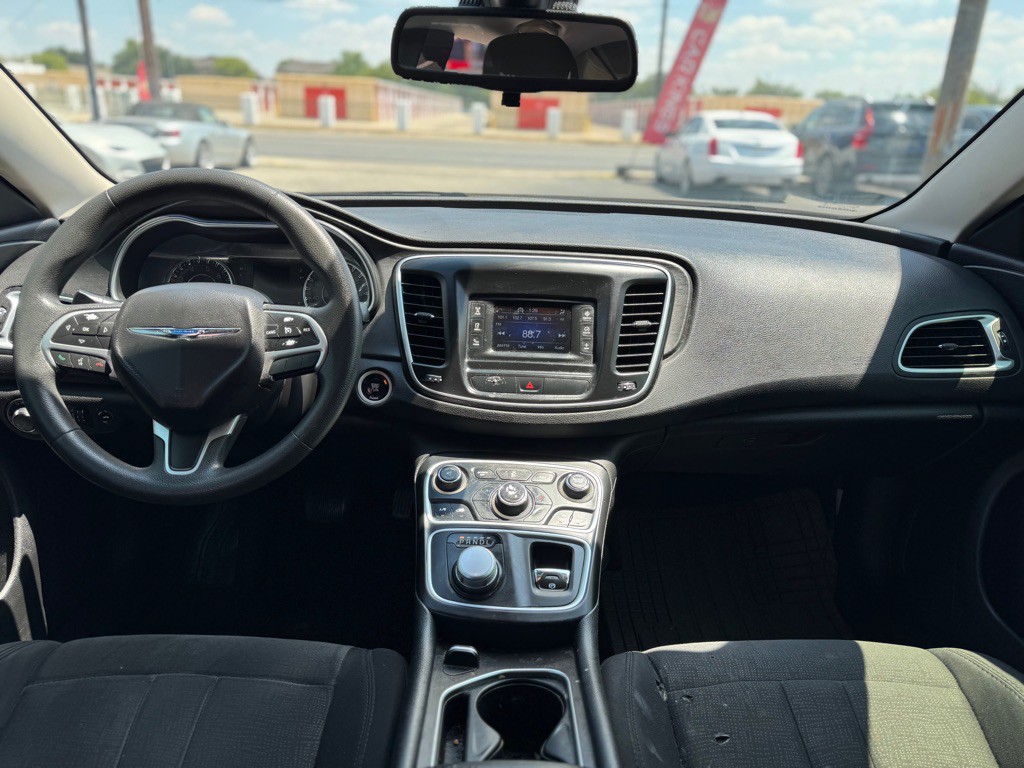 2016 Chrysler 200 Image 18