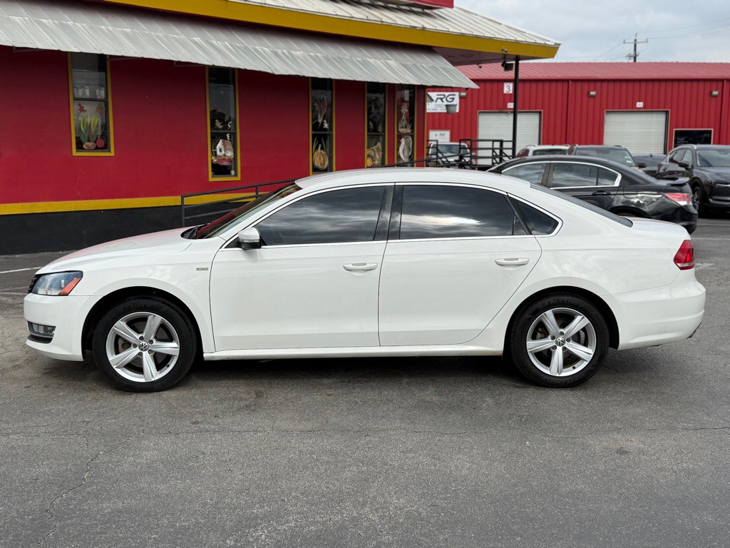 2015 Volkswagen Passat Image 2