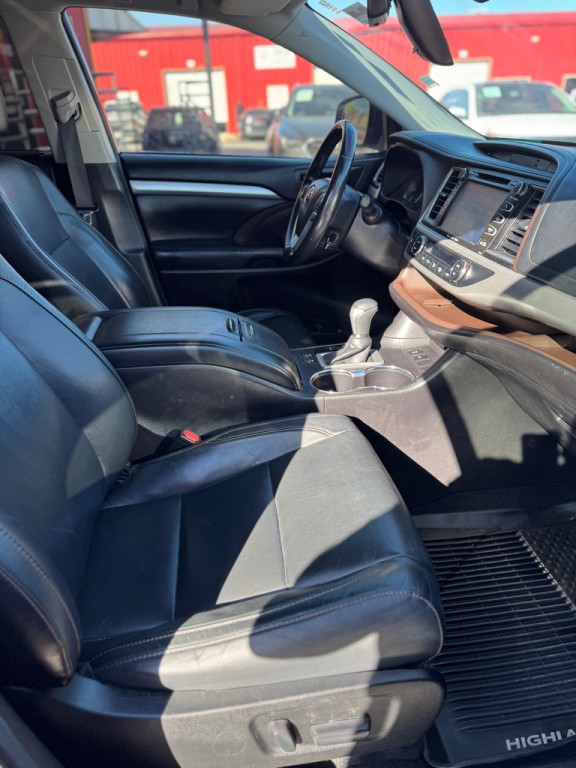 2017 Toyota Highlander Image 16