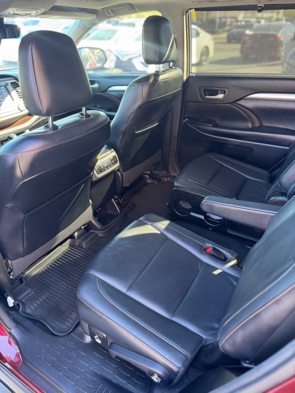 2017 Toyota Highlander Image 19